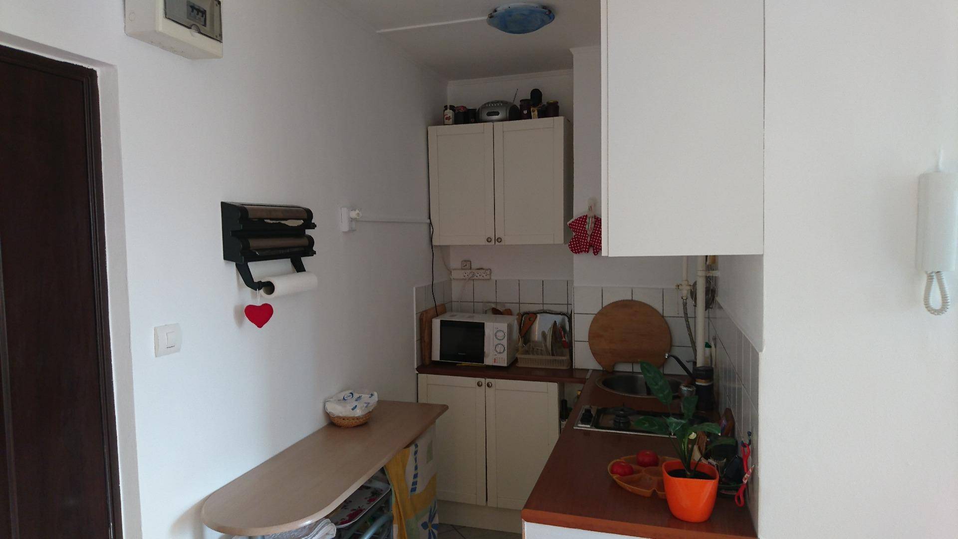 Ilyen volt, ilyen lett a pici panelkonyha belül tágasabb