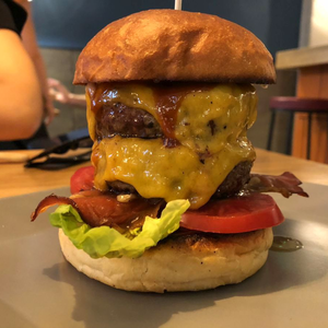 Újra nyitva a Pesti Burger és Bár!!!