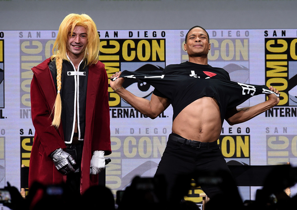 Ezra Miller és Ray Fisher (Justice League)<br /><br />Fisher pólócseréje.