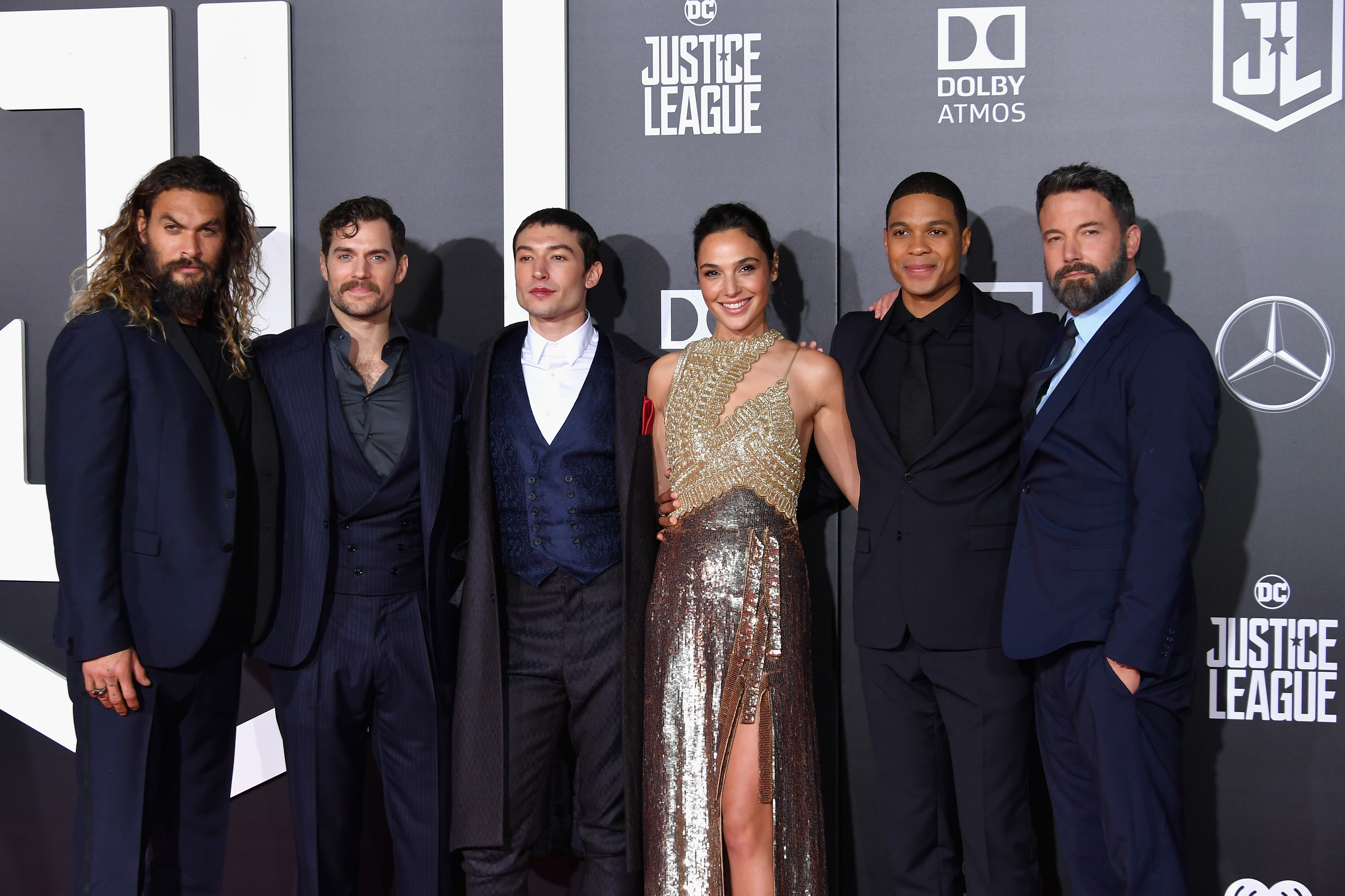 A képen balról jobbra: Jason Momoa, Henry Cavill, Ezra Miller, Gal Gadot, Ray Fisher és Ben Affleck