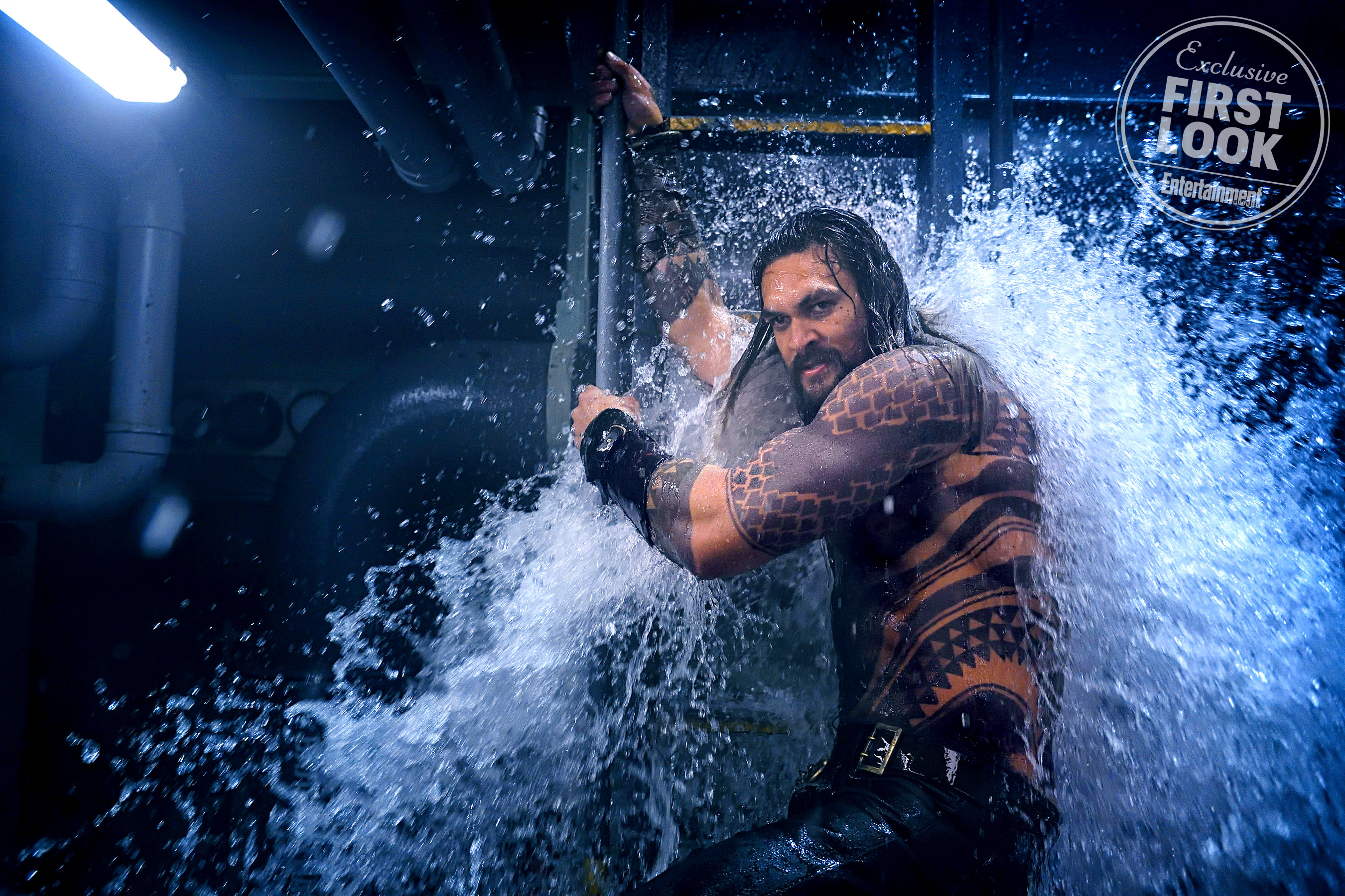 Aquaman (Jason Momoa) egy kalózok által megtámadott tengeralattjárón akciózik.<br /><br />Jasin Boland/Warner Bros.