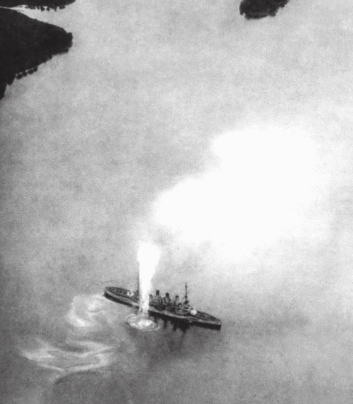 Gránátbecsapódás a Kaiser Karl páncéloscirkáló mellett Cattaróban.