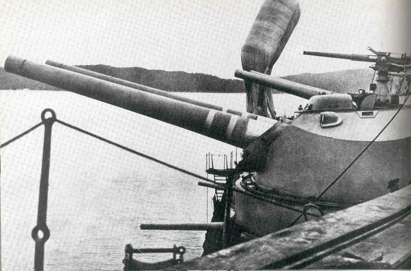 A Cattaróban álló Radetzky 240 mm-es lövegtornyai. A háttérben egy felbocsátásra váró megfigyelő ballon.