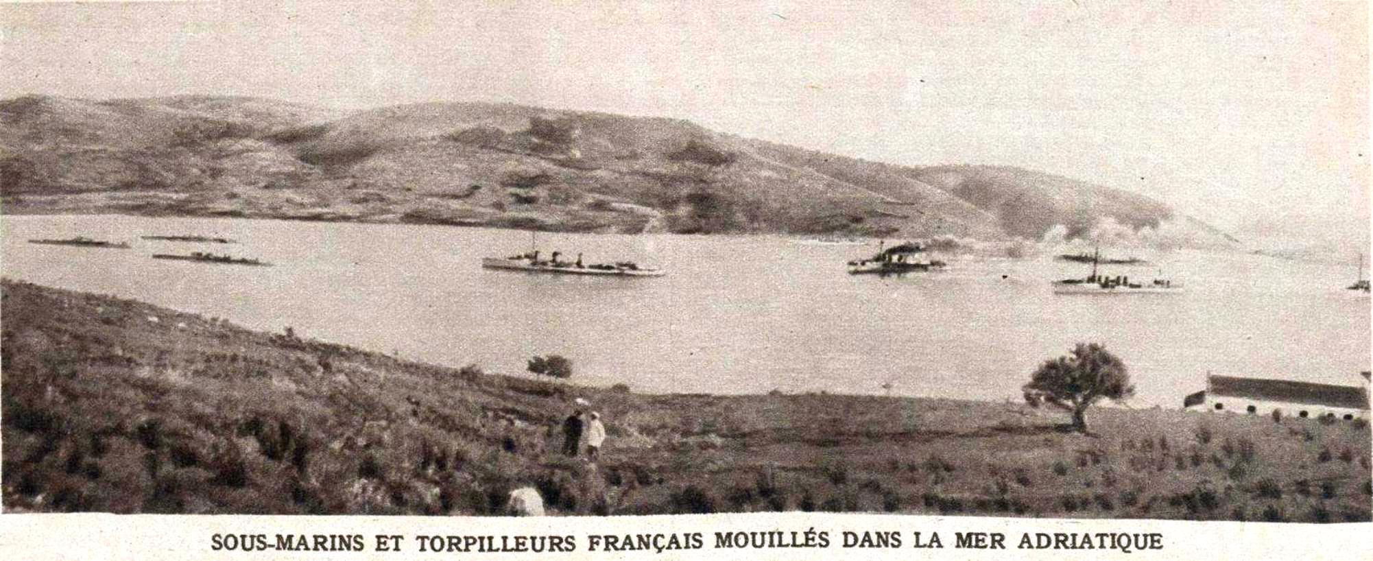 Francia rombolók és tengeralattjárók egy adriai öbölben.