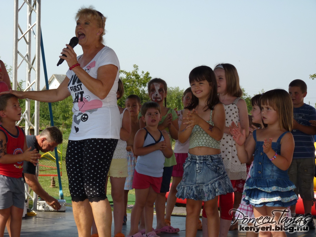 2011 - Papp Rita a kenyeri gyerekekkel énekel