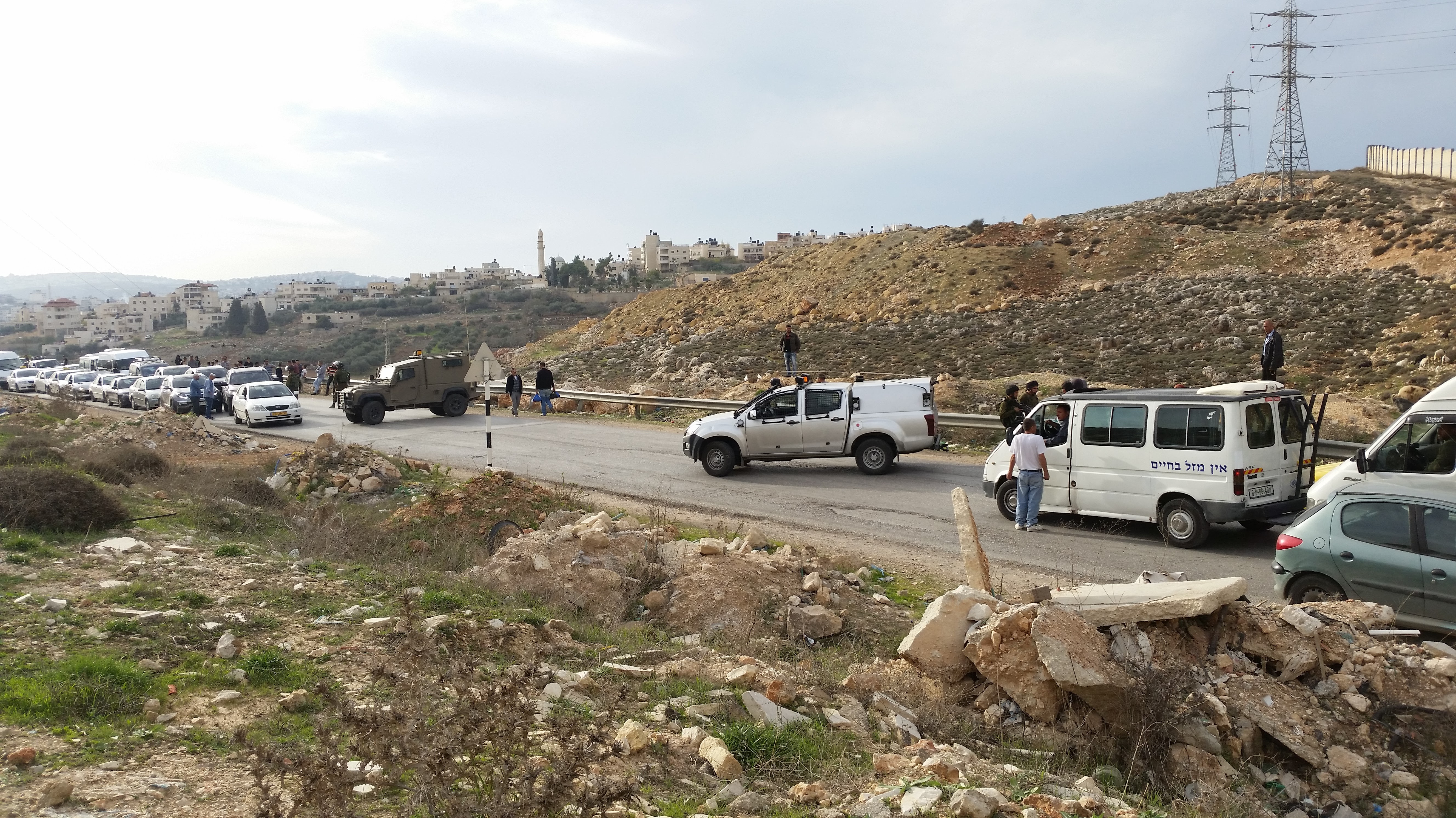 Izraeli katonák útlezárása Rammalah egyik kivezető útjánál. Többnyire, ahogy ebben az esetben is, mindenféle indok nélkül történnek ezek az útlezárások.<br />