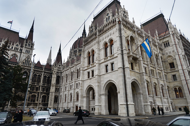 20130215-szekely-zaszlo-a-parlament-epuleten-budapesten4.jpg