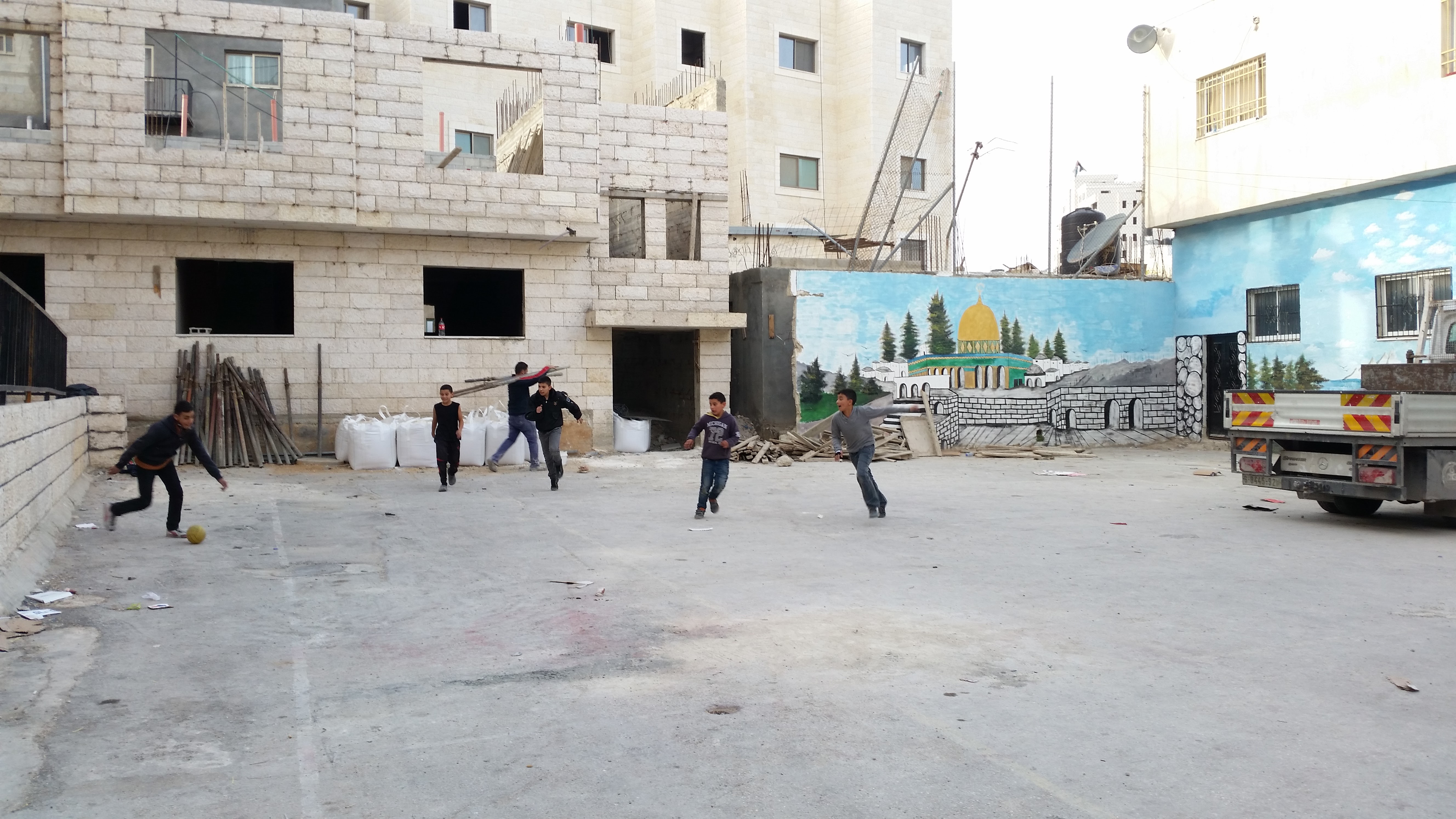 Gyerekek fociznak az UNWRA egyik menekült táborban Ramallah közelében. A menekült tábor 1949 óta működik.