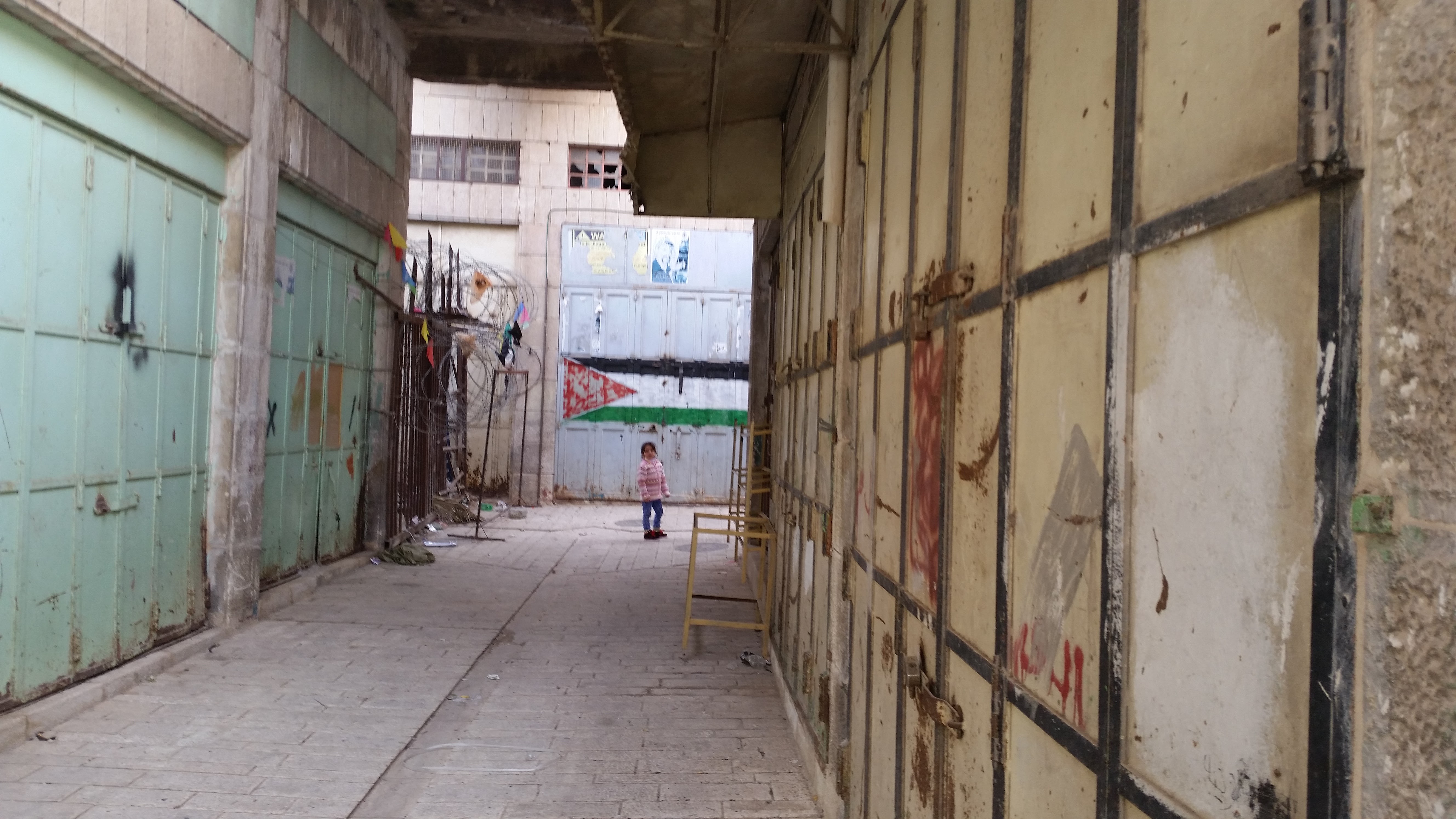 Bezárt üzletek a régi piac negyedben, Hebronban, a palesztinok által lakott területen.