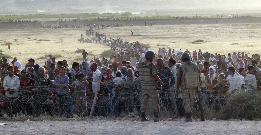turkish-soldiers-stand-guard-syrian-refugees-wait-behind-border-fences-1024x533.jpg