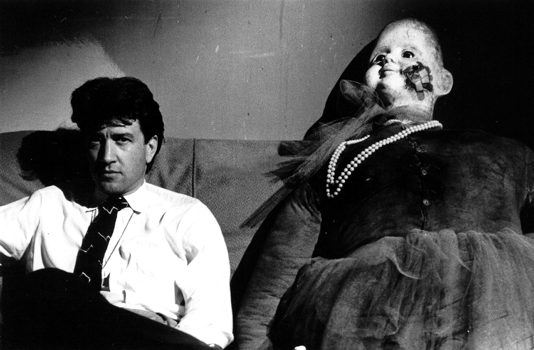 david-lynch-on-the-set-of-blue-velvet-1985-photo-by-peter-braatz.jpg