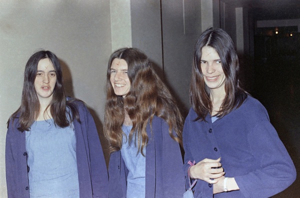 A Tate-gyilkosságokkal vádolt Susan Atkins, Patricia Krenwinkel és Leslie Van Houten a bíróságra menet 1969-ben
