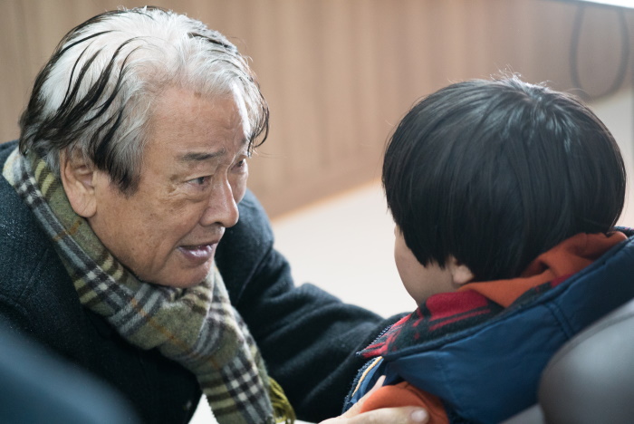 A nagypapa már túl öreg, Dokku pedig még túl fiatal ahhoz, hogy megértse a világot