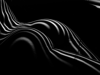 Válogatás Lucien Clergue Zebra című aktsorozatából (18+)