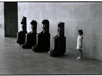 Múzeumok fotósszemmel 4. - Elliott Erwitt képei és gondolatai a múzeumlátogatókról