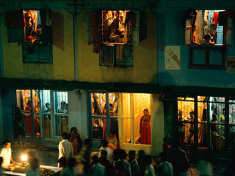 Falkland Road - Mary Ellen Mark képei India egyik legnagyobb vöröslámpás negyedéből (18+)