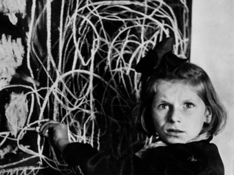 Kép-kockák #25 - A leghíresebb lengyel gyerekfotó története - David ’Chim’ Seymour: Tereska lerajzolja az otthonát (1948)