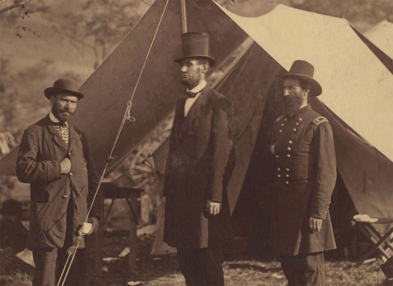 Fotó: Alexander Gardner (American, Glasgow, Scotland 1821-1882 Washington, D.C.;)<br />[President Abraham Lincoln, Major General John A. McClernand (right), and E. J. Allen (Allan Pinkerton, left), Chief of the Secret Service of the United States, at Secret Service Department, Headquarters Army of the Potomac, near Antietam, Maryland] (detail)<br />October 4, 1862<br />Albumen silver print from glass negative<br />The Metropolitan Museum of Art, Gilman Collection, Gift of The Howard Gilman Foundation, 2005<br />Copy Photograph © The Metropolitan Museum of Art