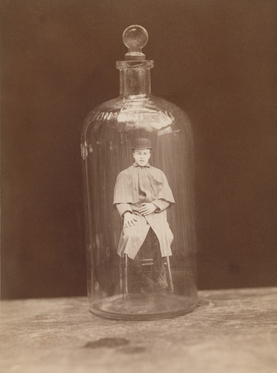 Fotó: J.C. Higgins and Son<br />Man in bottle<br />c. 1888<br />Albumen print<br />13.5 x 10 cm (5 5/16 x 3 15/16 in.)<br />Lent by The Metropolitan Museum of Art, Purchase, Susan and Thomas Dunn Gift, 2011