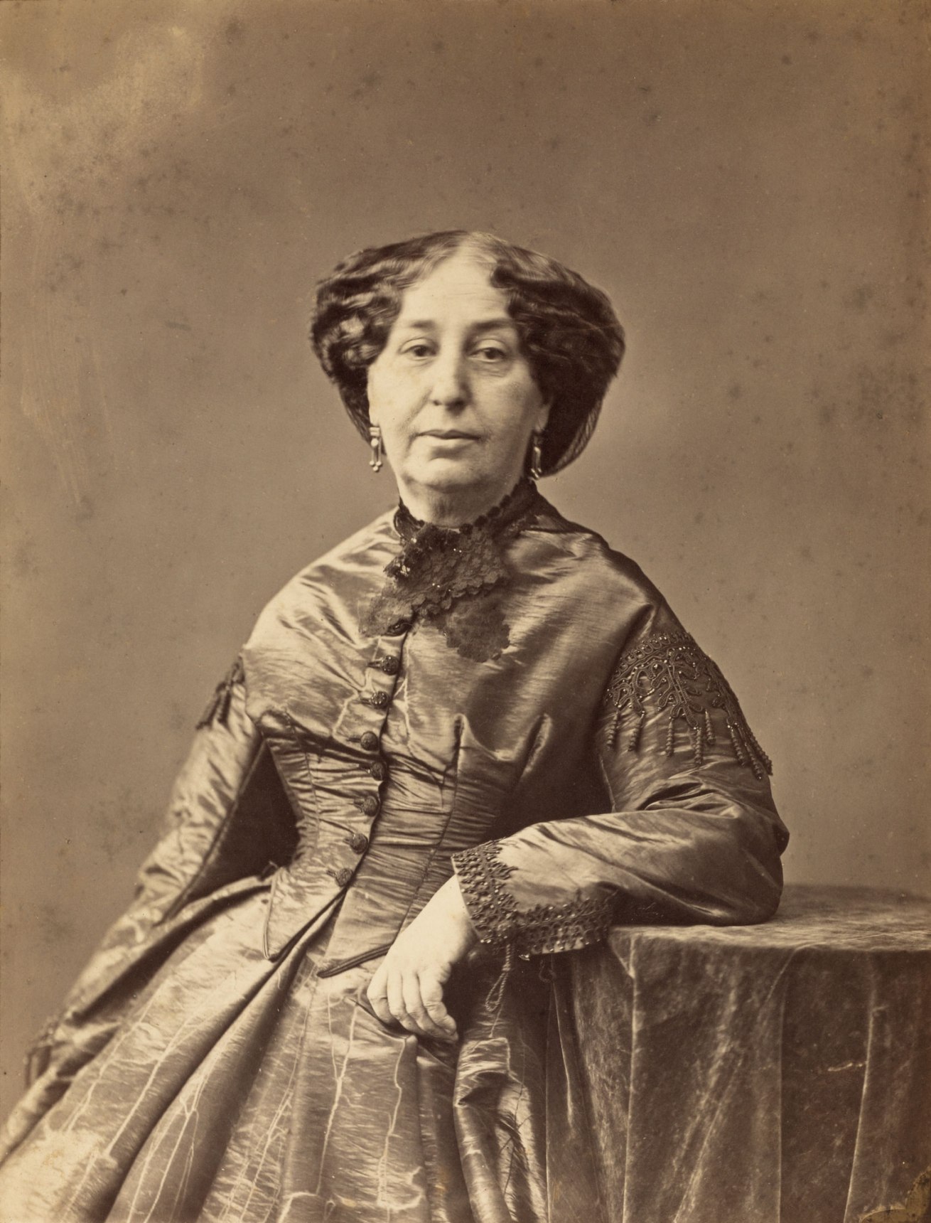 Fotó: Nadar [Gaspard Félix Tournachon] (French, 1820-1910)<br />George Sand (Amandine-Aurore-Lucile Dupin), Writer<br />c. 1865<br />Albumen silver print from a glass negative<br />Image: 24.1 x 18.3 cm (9 1/2 x 7 1/4 in.)<br />The J. Paul Getty Museum, Los Angeles