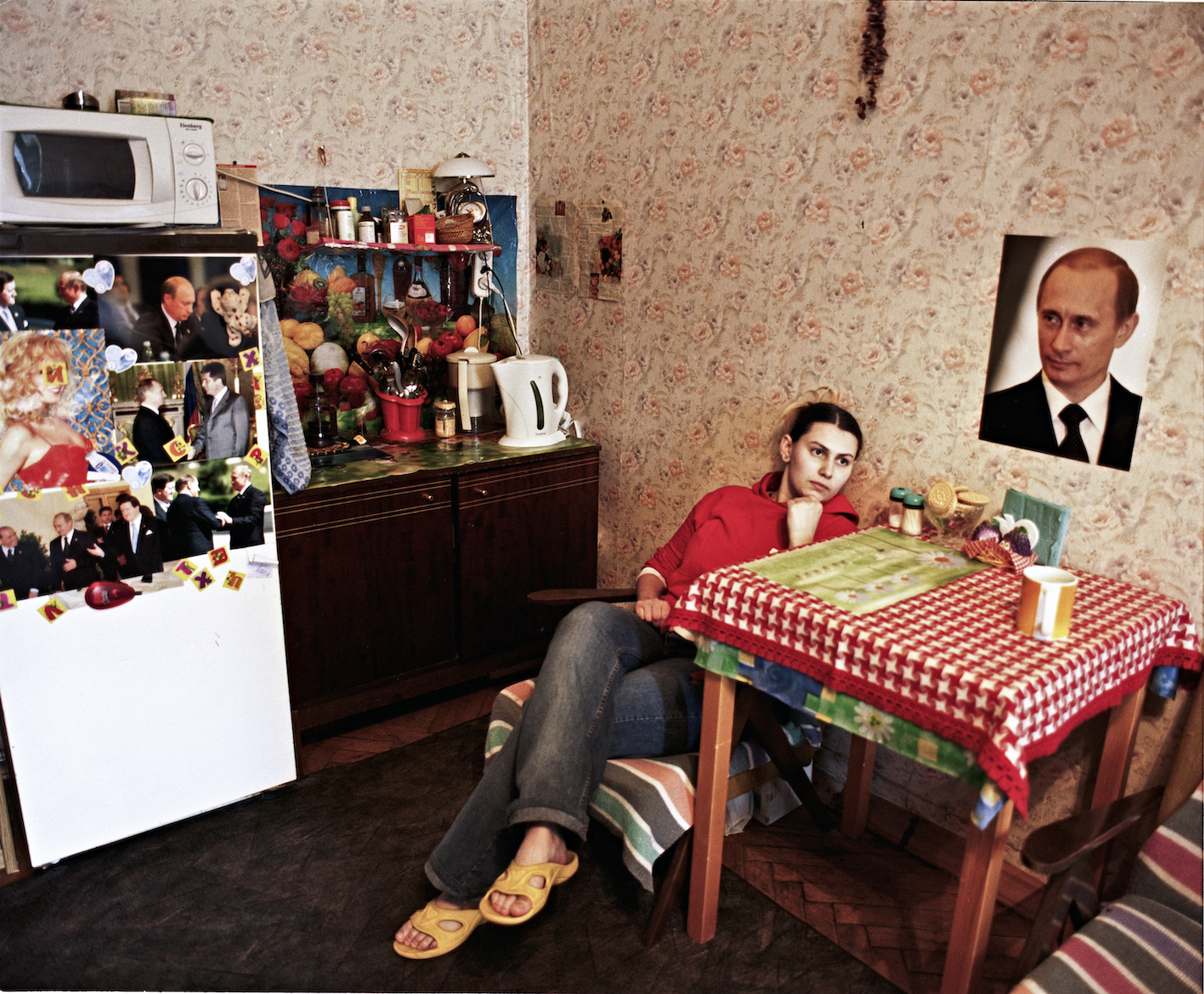Tánya (20), a rajongói klub egyik tagja Moszkva külvárosában található lakásában üldögél<br /><br />Fotó: Dóka Béla