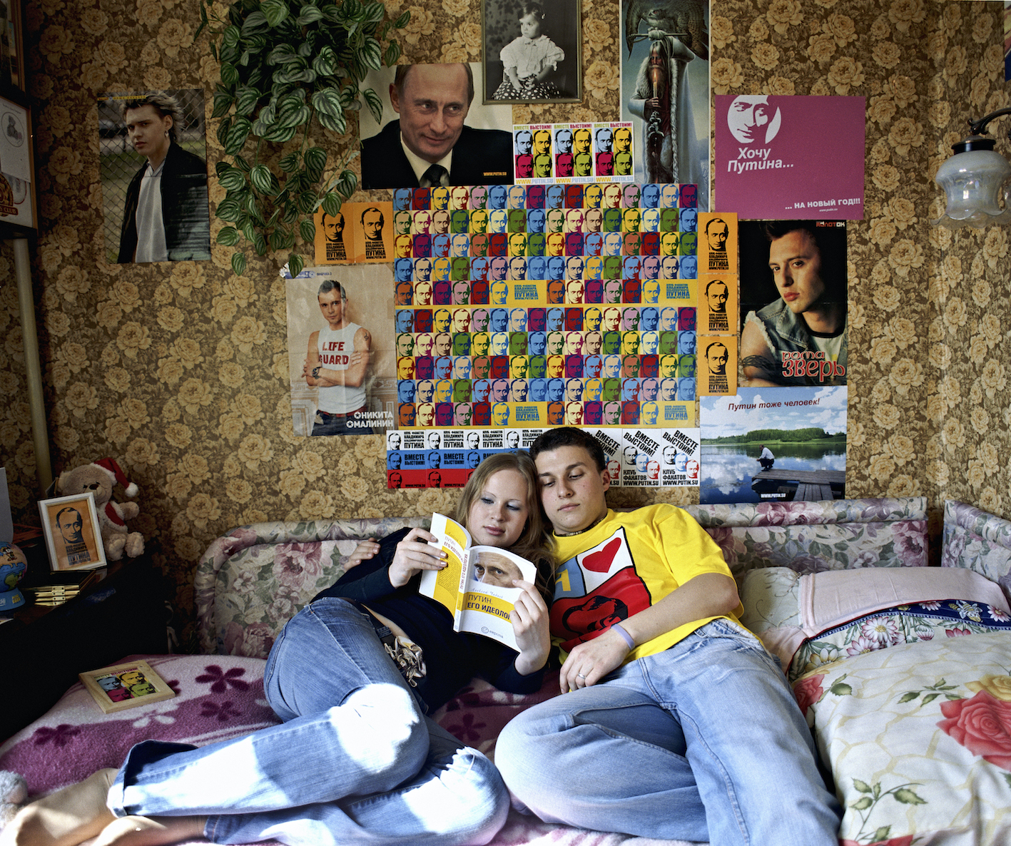 A rajongói klub két tagja együtt olvassa Putyin könyvét.<br /><br />Fotó: Dóka Béla