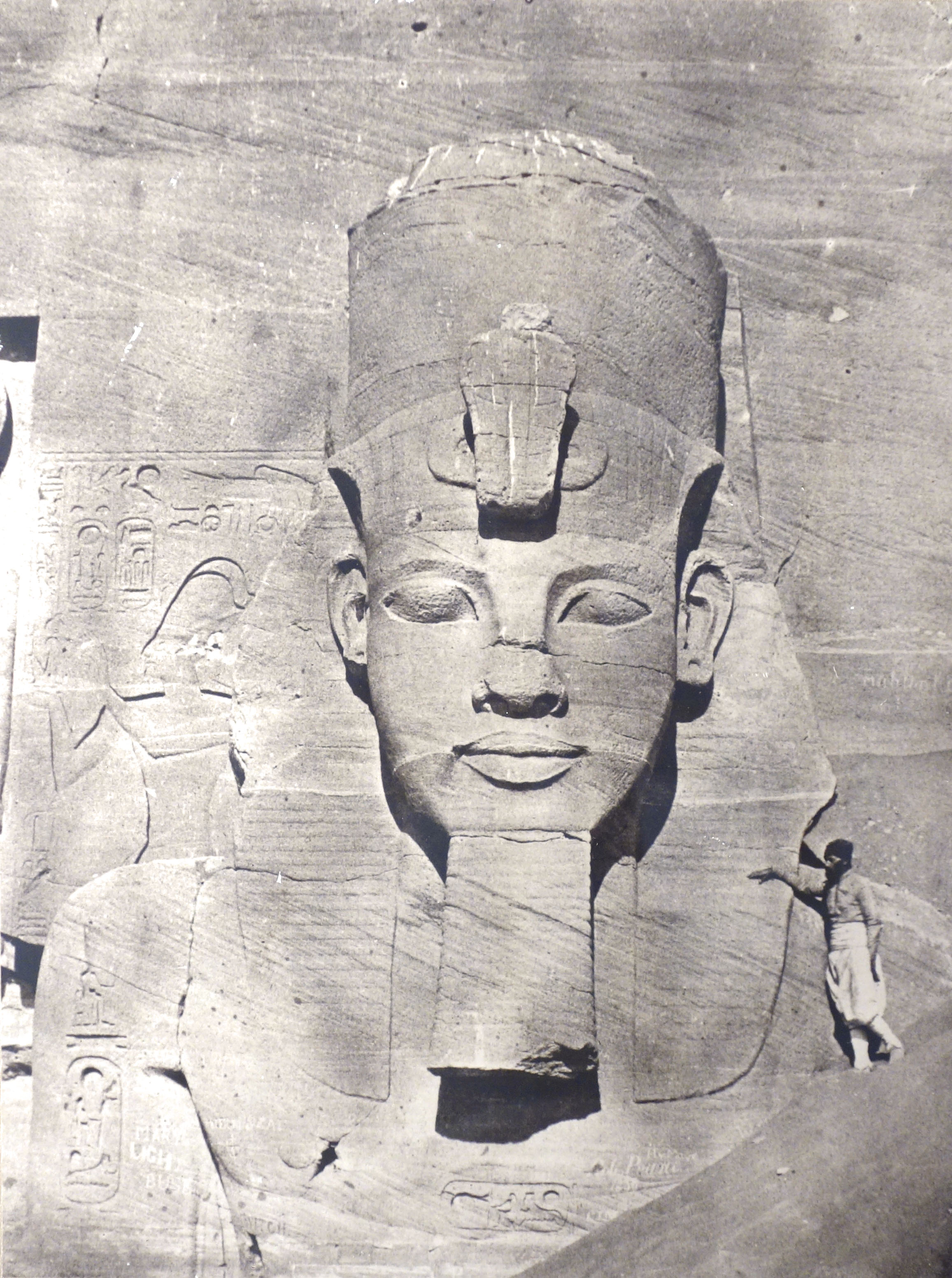 Fotó: Maxime Du Camp: Abu Szimbel. Óriás szobor II. Ramszesz templomának homlokzatán, az északi bejáratnál, 1850, 21,2 x 17 cm, új nagyítás papírnegatívról