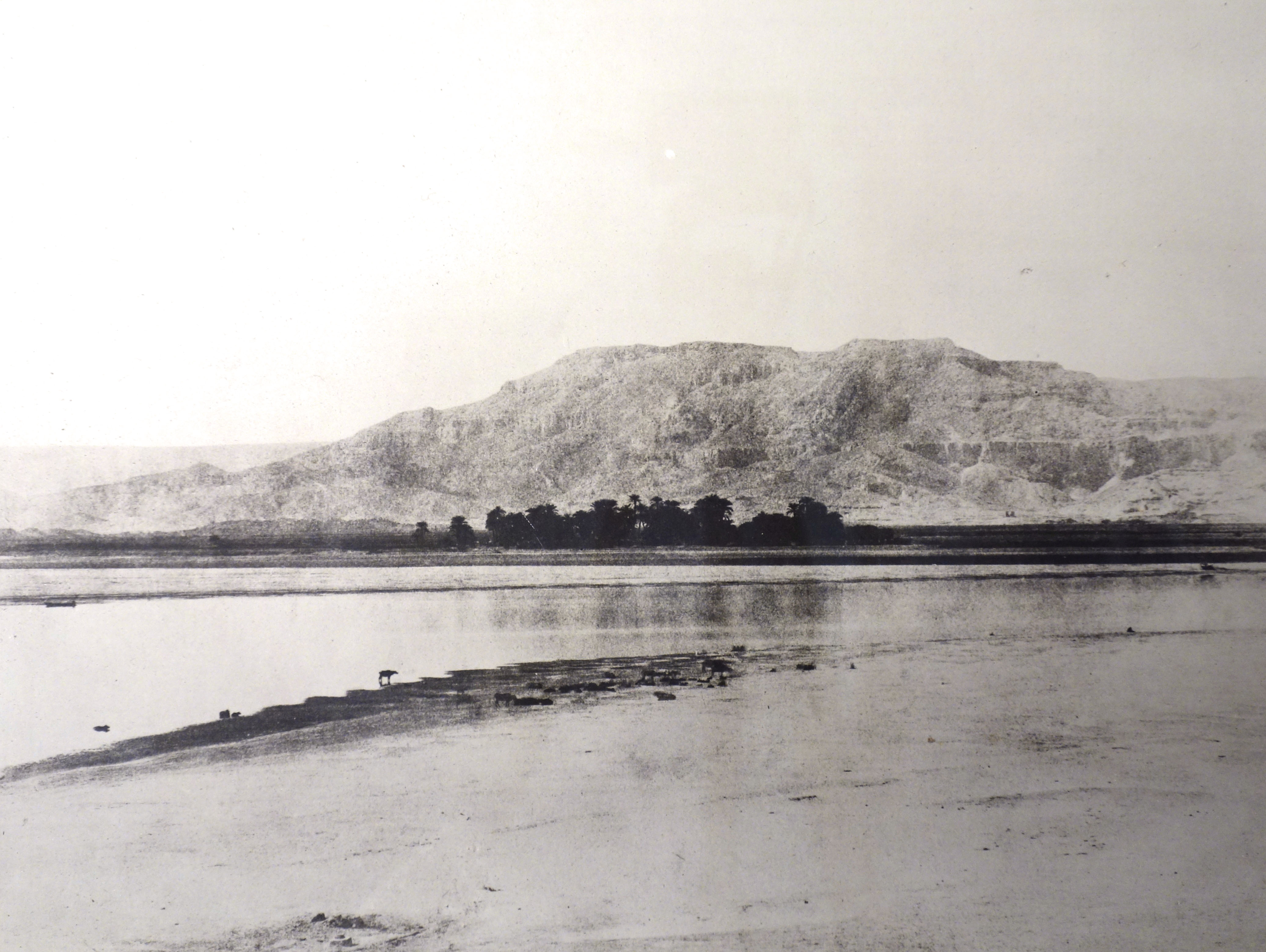Fotó: V. G. Maunier: Luxor. A thébai hegyek a nyugati parton, 1854–1855, 30 x 40 cm, új nagyítás papírnegatívról