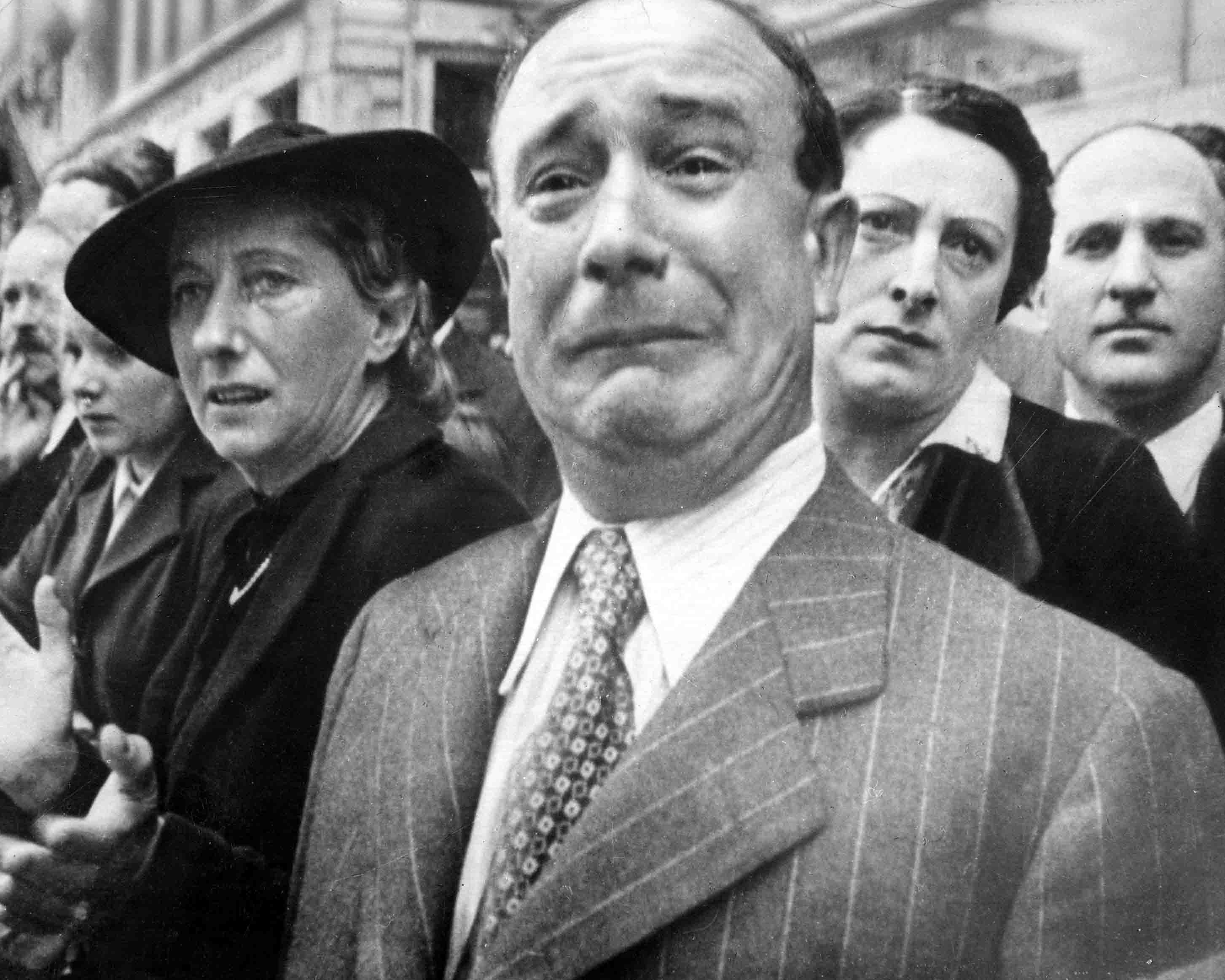 Feltehetően George Mejat felvétele<br /><br />Az egyik legtöbbet vitatott fénykép. Az általános, legszélesebb körben elfogadott verzió szerint a Barzetti névre hallgató úr 1940. június 14-én sírta el magát az utcán, amikor a megszálló német csapatok bevonultak Párizsba. Ezt sokan vitatták. Bármi is a pontos igazság a fénykép körül, a síró francia férfi szintén az egyik leghíresebb háborúellenes kép lett.