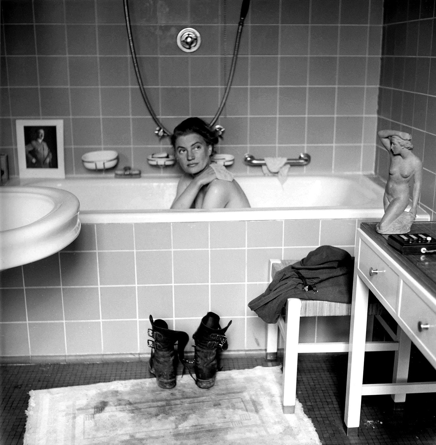 Fotó: David E Scherman: Lee Miller Hitler fürdőkádjában, 1945. április 30. © David E Scherman<br /><br />A kép aznap készült, amikor Hitler öngyilkos lett.  A képet Miller partnere David E. Scherman, a LIFE magazin fotóriportere készítette, és van egy olyan verzió is, ahol ő ül a kádban.
