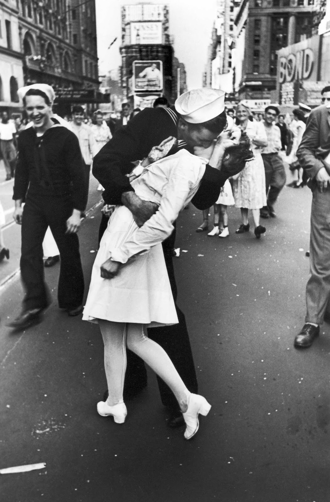 Fotó: Alfred Eisenstaedt: Times Square, New York,  1945. augusztus 14. © Alfred Eisenstaedt / Europress / Getty<br /><br />A II. világháború lezárásának egyik ikonikus képe a leghíresebb csókfotó. 