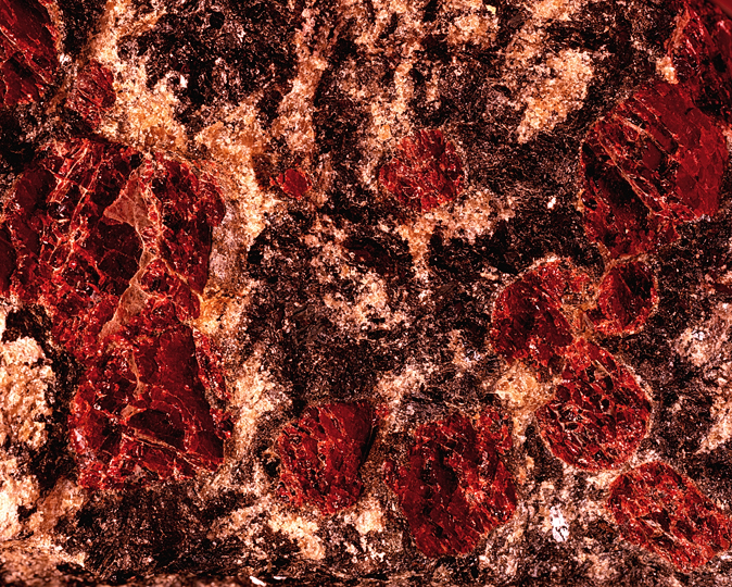 5_kep_garnet-ore-closeup_barton_mine.jpg