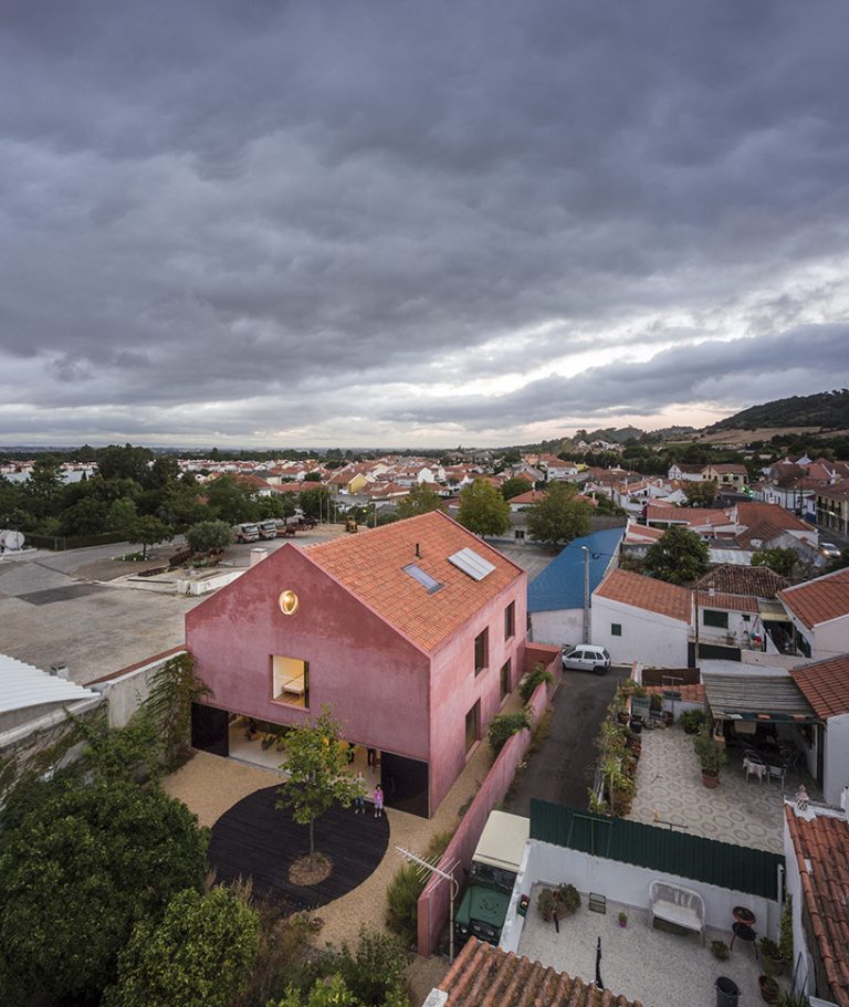 extrastudio-red-house-azeitao-portgual-fernando-guerra-designboom-02-768x911.jpg