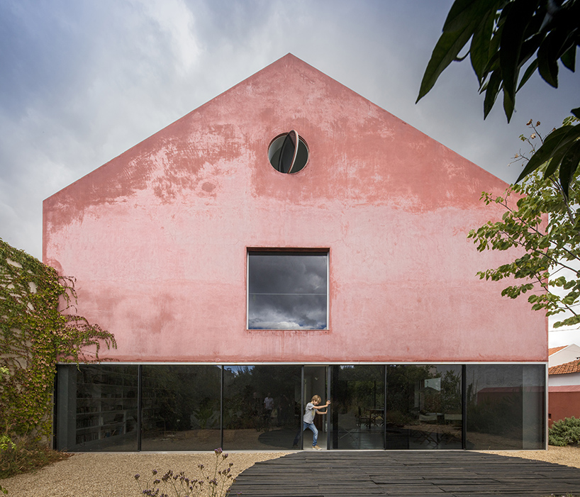 extrastudio-red-house-azeitao-portgual-fernando-guerra-designboom-04.jpg