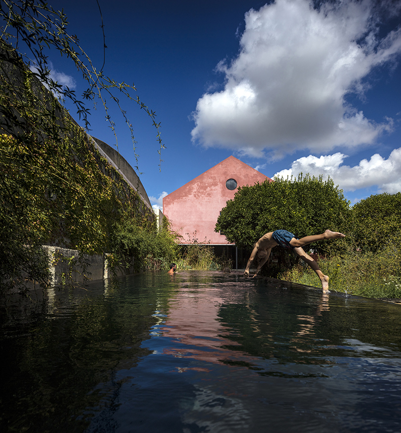 extrastudio-red-house-azeitao-portgual-fernando-guerra-designboom-05.jpg
