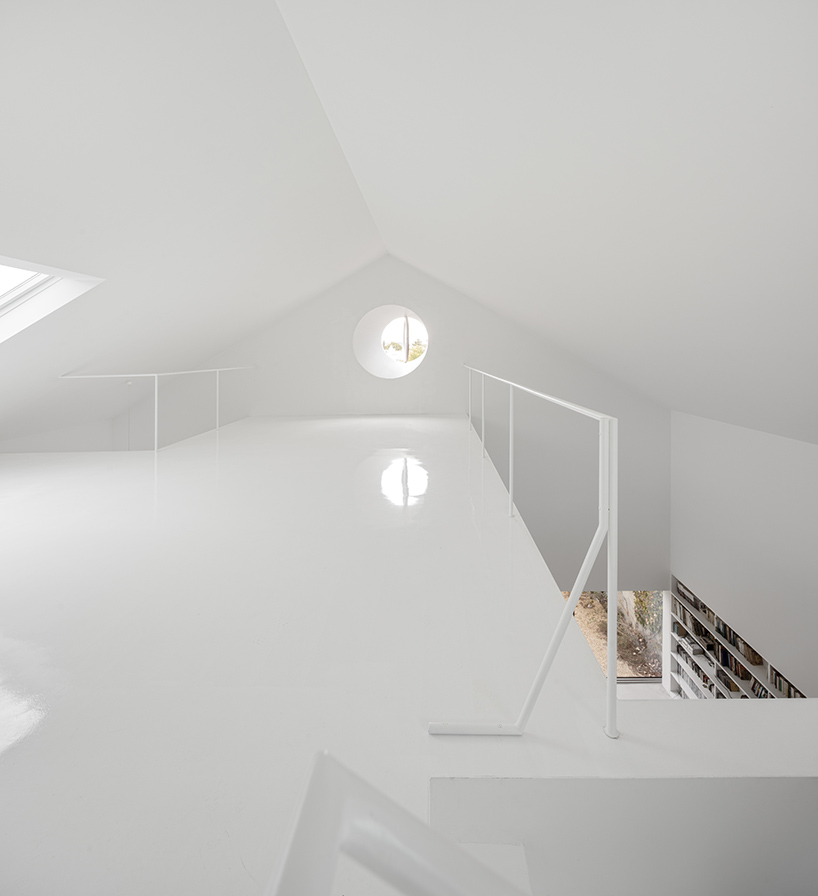 extrastudio-red-house-azeitao-portgual-fernando-guerra-designboom-10.jpg