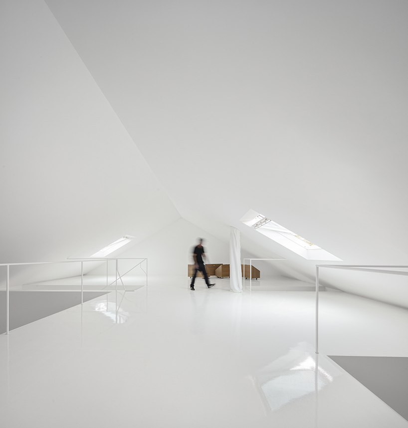 extrastudio-red-house-azeitao-portgual-fernando-guerra-designboom-11.jpg