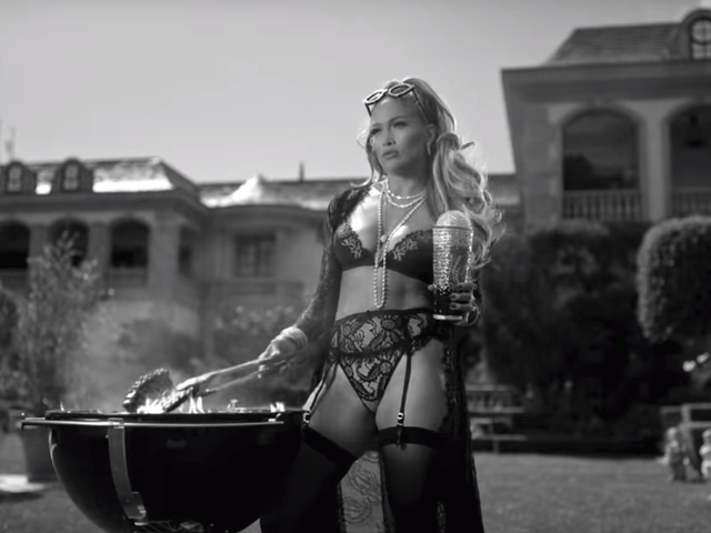 Művészi szintű önparódiáig tolja a luxust Jennifer Lopez