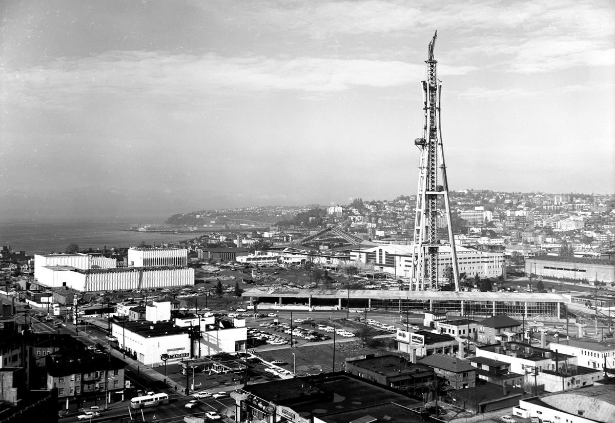 15_seattle_jelkepenek_a_space_needle-nek_epitese_az_1962-es_vilagkiallitas_elokeszuletei_kozott.jpg