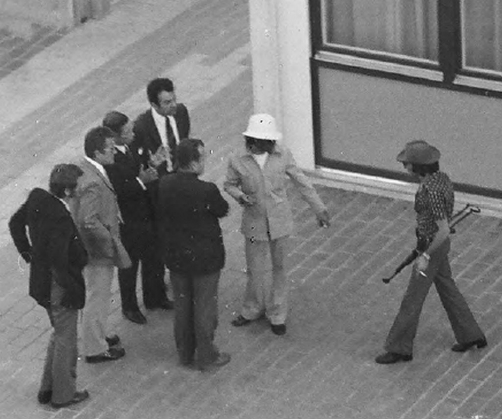 Az egyik túszejtő Genscher akkori belügyminiszterrel tárgyal