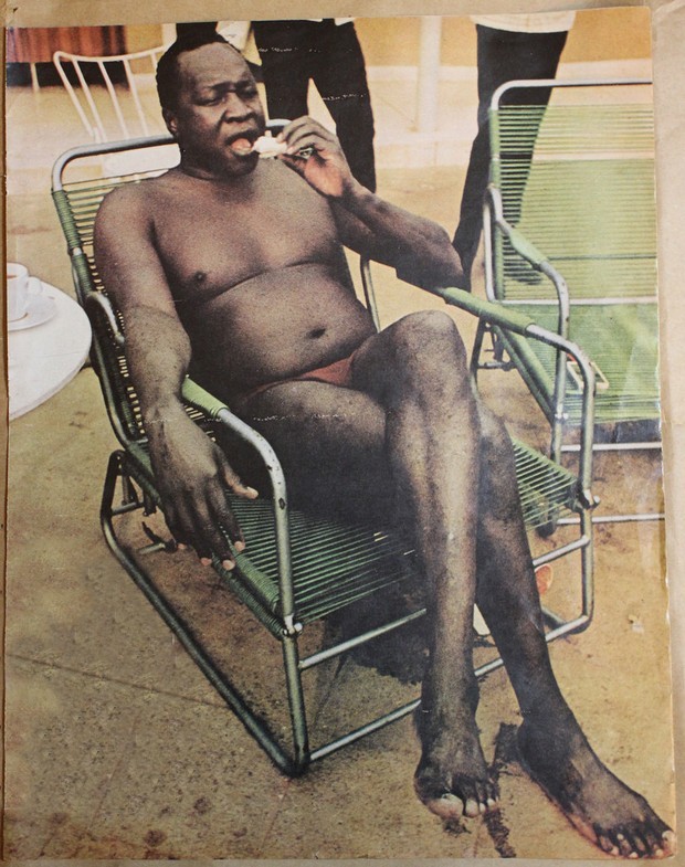 1972_az_ugandai_diktator_idi_amin_furdonadragban_szendvicset_eszik.jpg