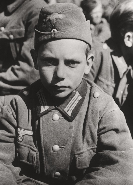 1945_az_amerikai_csapatok_fogsagaba_esett_13_eves_nemet_gyerekkatona_martinszell-waltenhofenben.jpg