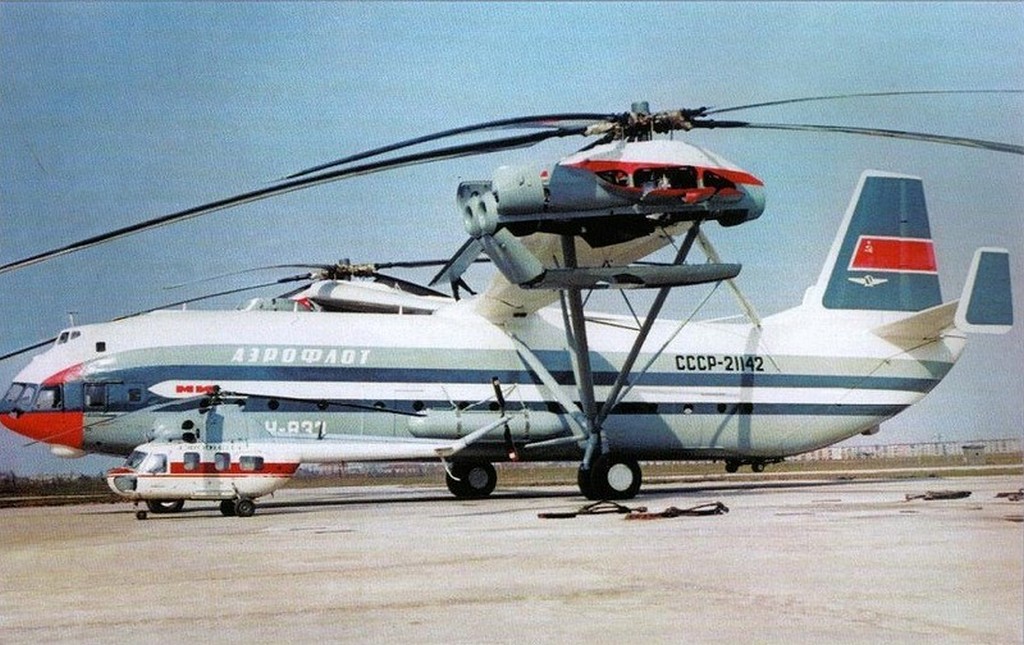 1971_a_vilag_legnagyobb_helikoptere_a_mi-12-es_mellette_egy_mi-2-es.jpg