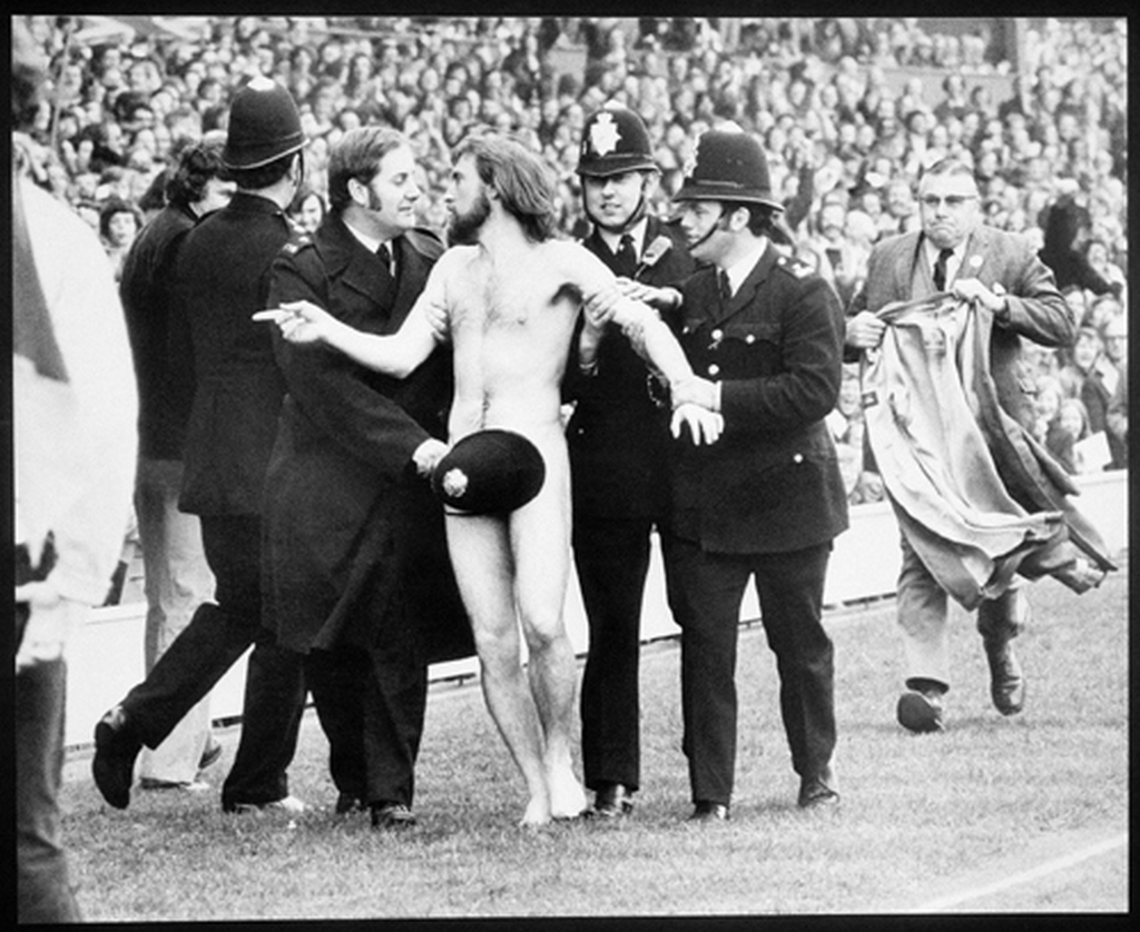 1974_meztelen_berohano_a_londoni_twickenham_stadionban.jpg