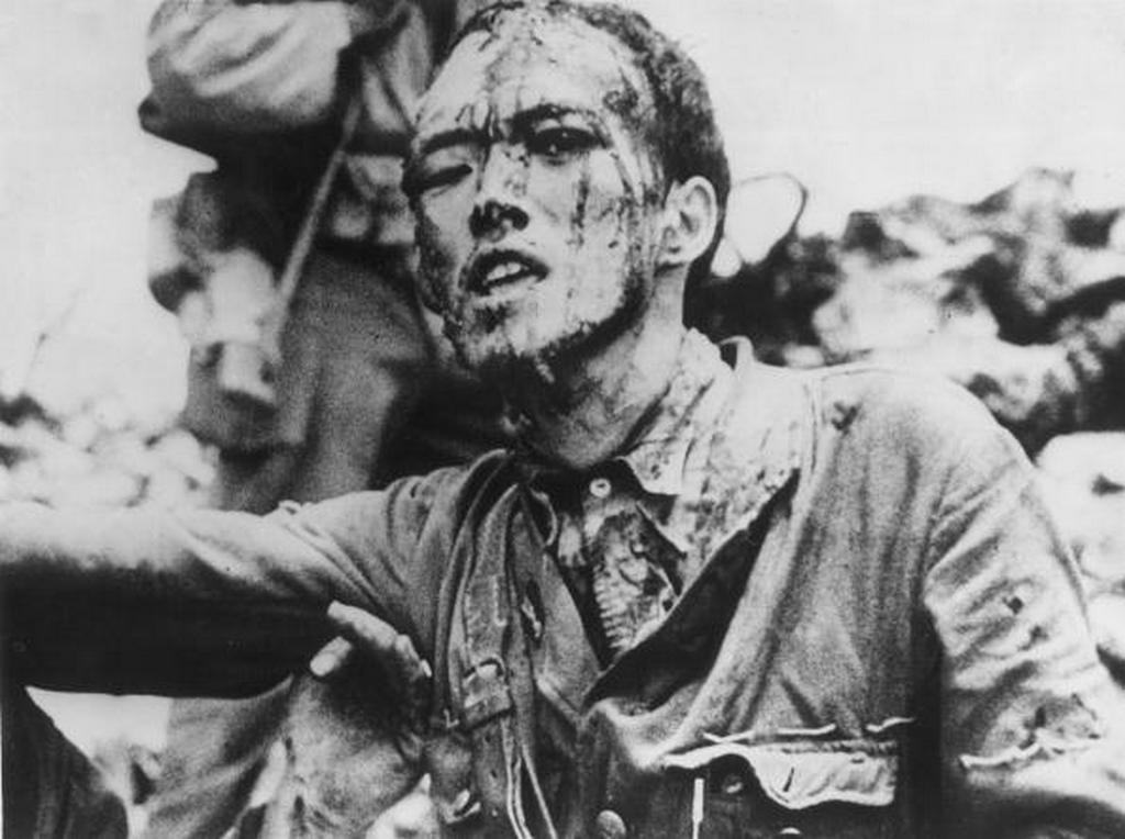 1945_julius_14_japan_hadnagy_adja_meg_magat_okinawan_az_amerikai_invazio_alatt.jpg