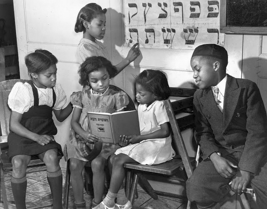 1940_african_american_jewish_congregation_in_harlem_children_studying.jpg