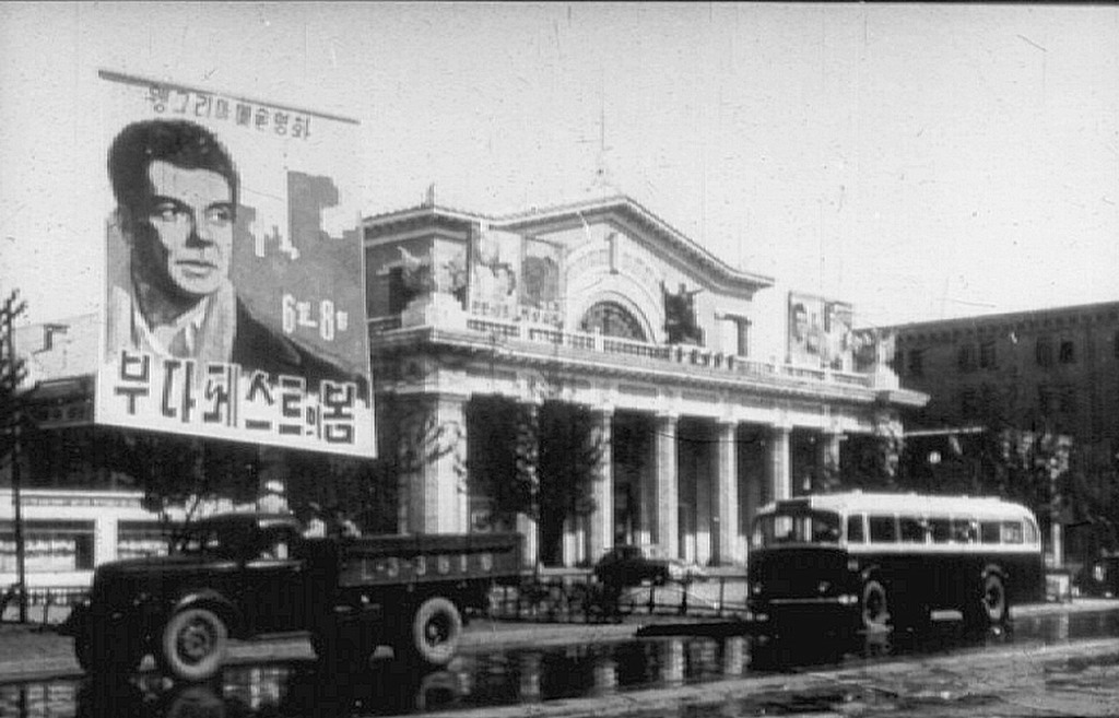 1956_az_eszak-koreai_fovaros_phenjan_egyik_mozijaban_epp_a_magyar_budapesti_tavasz_cimu_filmet_vetitik_cr.jpg