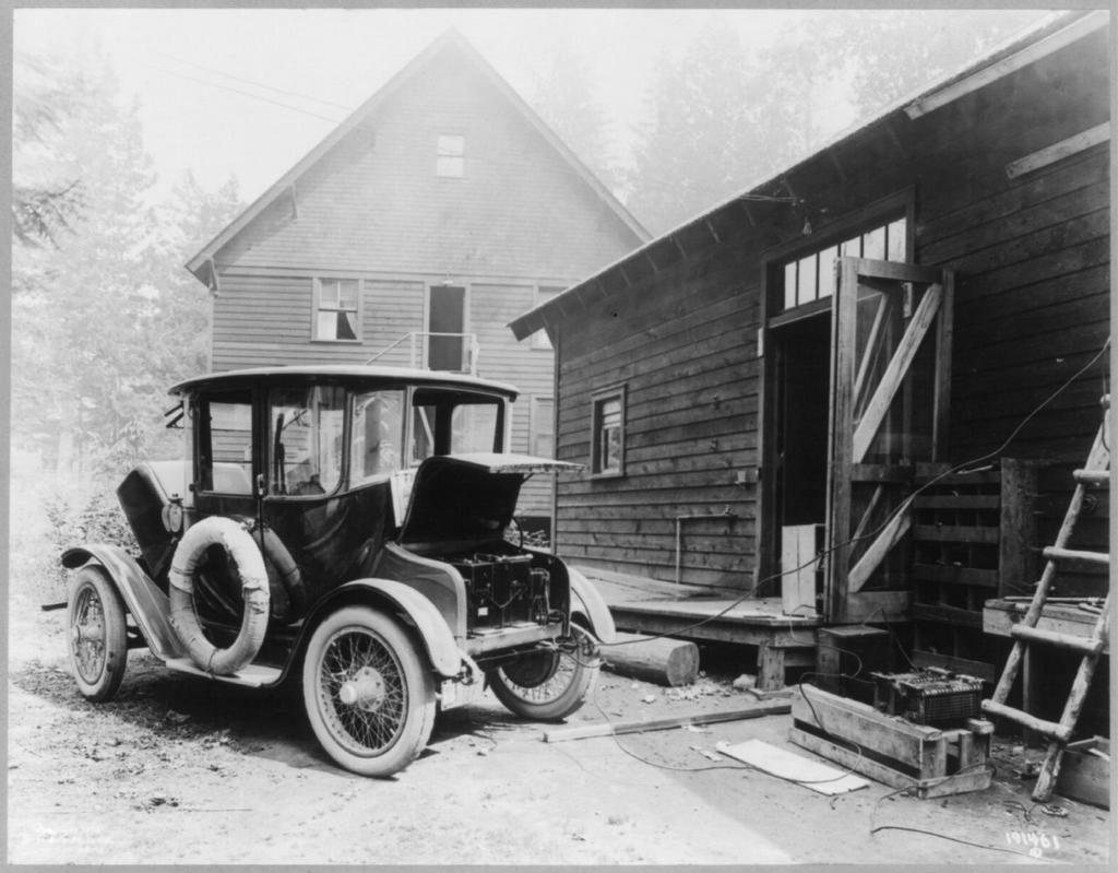 1919_electric_auto_at_re-charging_station.jpg