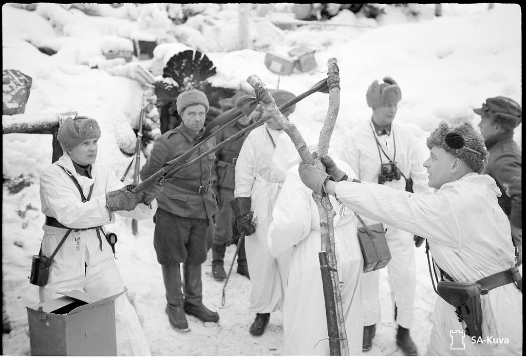 1941_finnish_soldiers_lobbing_hand_grenades_at_the_russians_with_a_slingshot.jpg