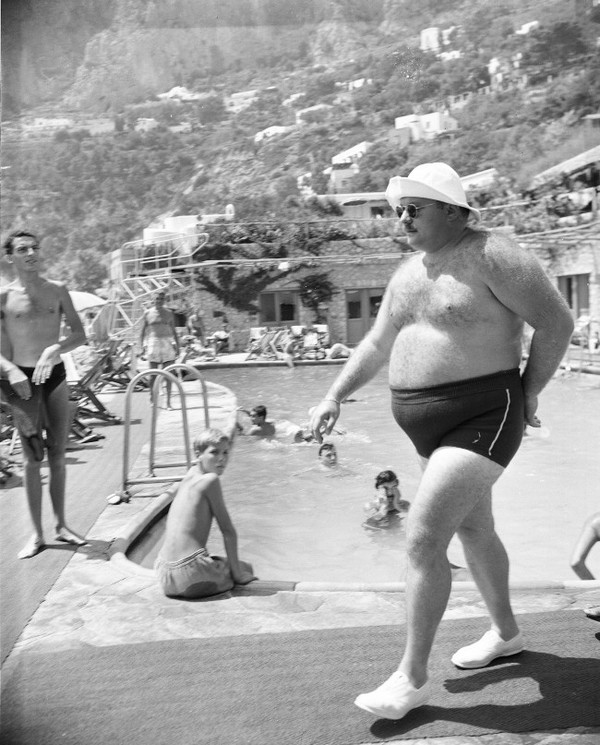 1953_exiled_egyptian_king_farouk_walking_by_a_pool_in_canzone_del_mare_on_the_isle_of_capri_italy.jpg